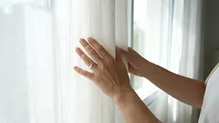 In plaats van ze in een glas te gieten, giet u ze in de wasmachine. Uw grijze gordijnen zien er weer als nieuw uit.